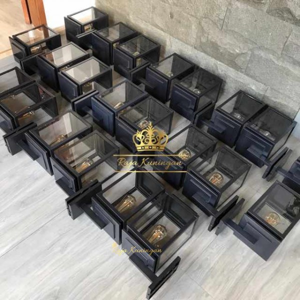 Pengrajin-Kuningan-Lampu-Dinding-Kuningan