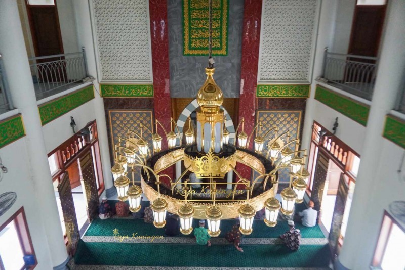 Pengrajin-Lampu-Masjid-Kuningan