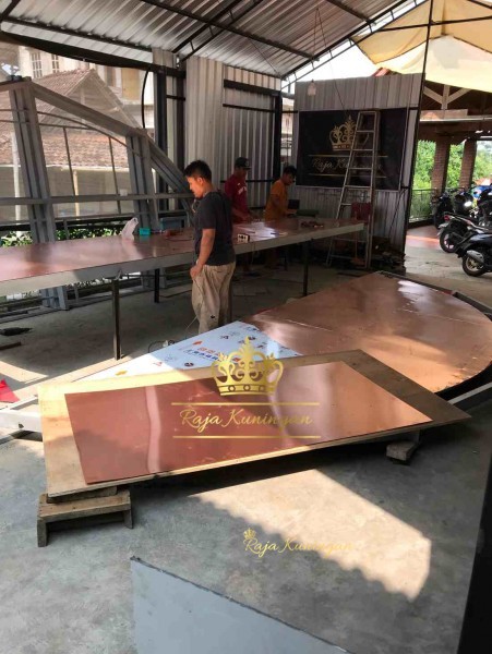 Pengrajin-patung-tembaga